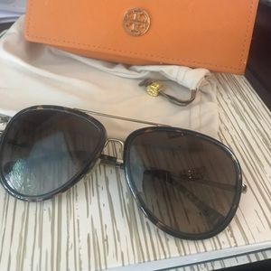 Tory Burch Aviator like Sunglasses!